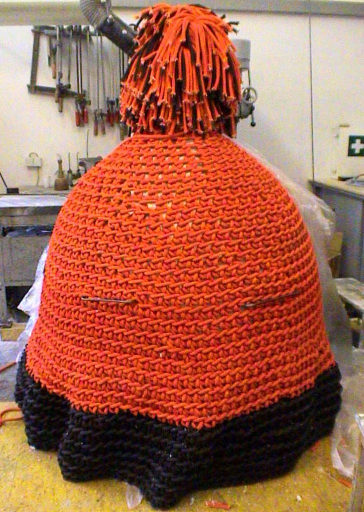 <p>Mütze aus Seil gestrickt, 3m hoch, 2m breit, Kunstmodell</p>
