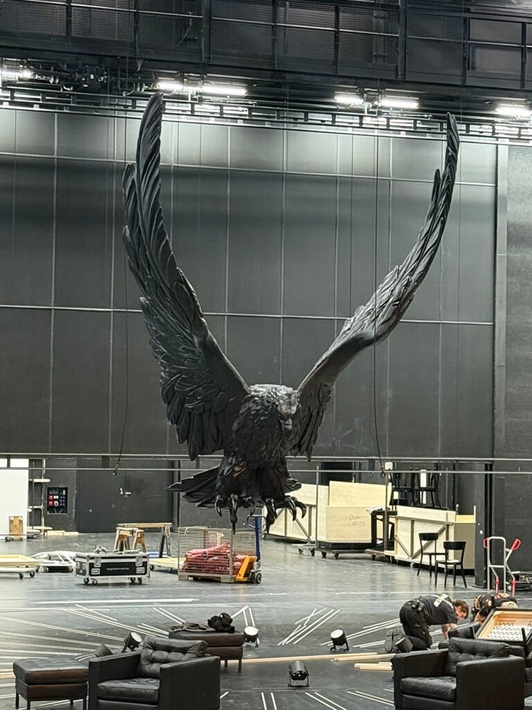 <p>8m-große Adler-Figur für das Bühnenbild ‘Don Karlos’ Vorlkstheater München</p>
