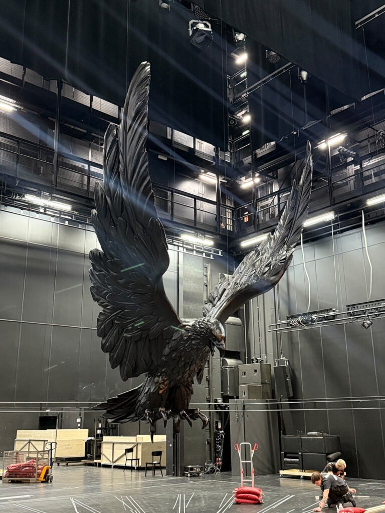 <p>8m-große Adler-Figur für das Bühnenbild ‘Don Karlos’ Vorlkstheater München</p>
