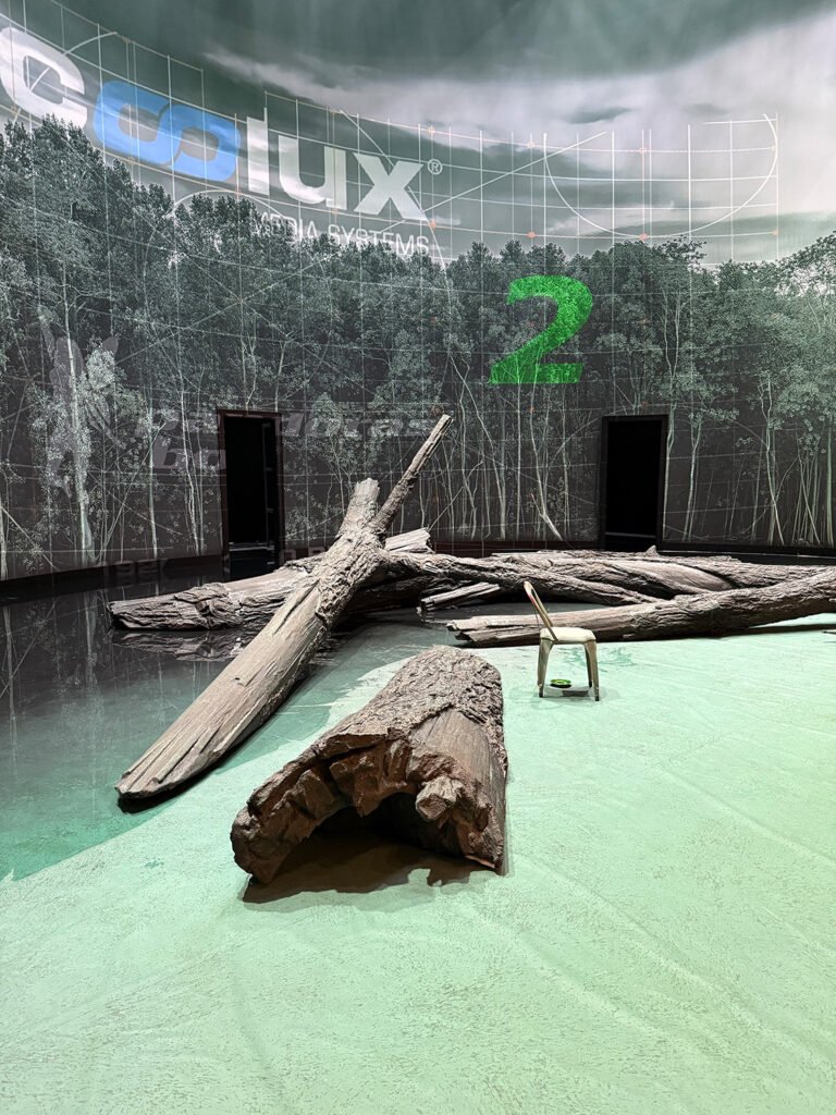 <p>begeh- und bespielbare Baustämme für das Bühnenbild von ‘Apropiate’, Volkstheater München</p>
